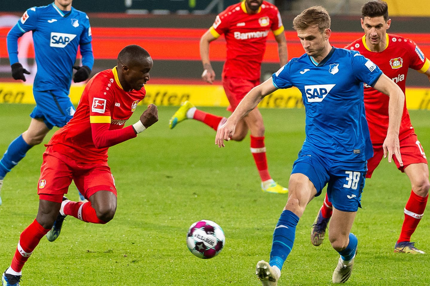 Leverkusens Diaby (l.) im Angriff gegen Hoffenheims Posch.