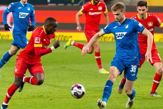 Leverkusens Diaby (l.) im Angriff gegen Hoffenheims Posch.