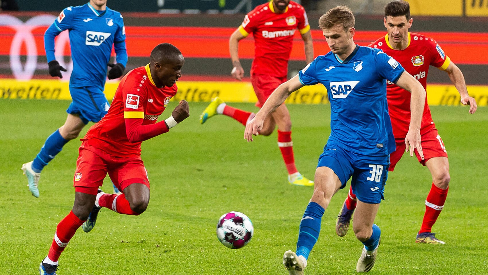 Leverkusens Diaby (l.) im Angriff gegen Hoffenheims Posch.