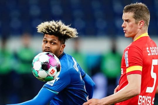 Hoffenheims Georginio Rutter (l) und Leverkusens Sven Bender in Aktion.