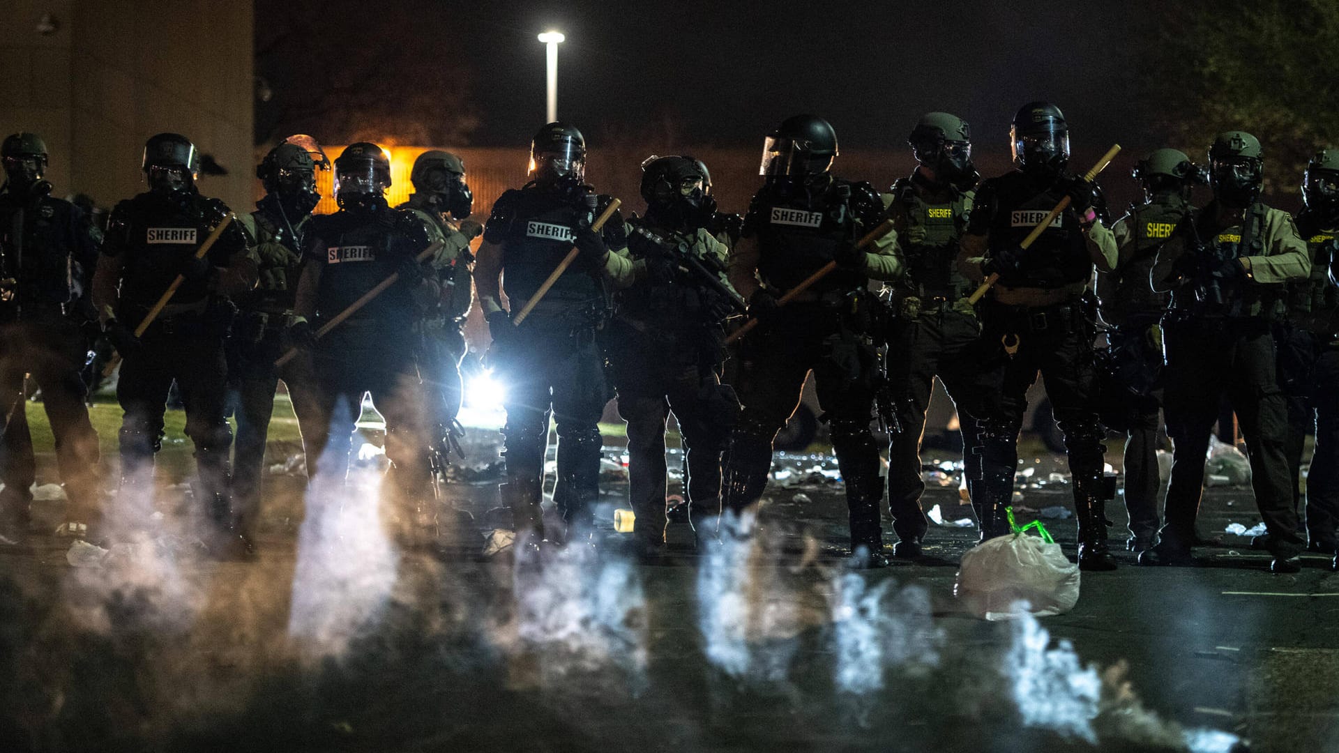 Starke Polizeipräsenz in der Stadt Brooklyn Center in der Nacht zu Montag: Es kam zu zahlreichen Protesten.