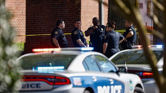 Die US-Polizei von Knoxville sichert den Tatort ab.
