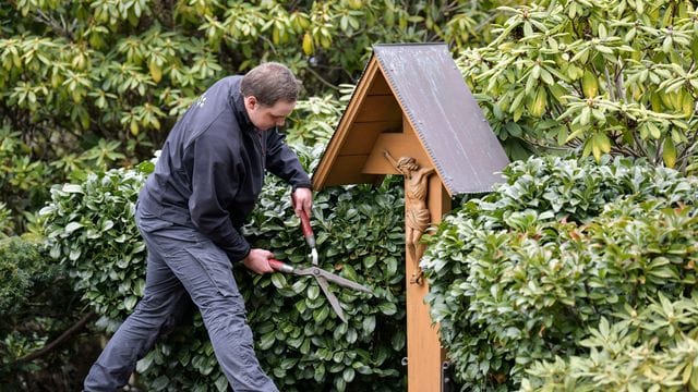 Für viele Hinterbliebene ist der Friedhof ein wichtiger Ort: Als angehender Friedhofsgärtner sorgt Nico Hemsteg dort für würdevolle Stimmung.