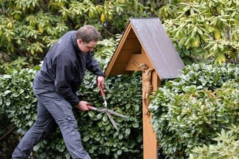 Für viele Hinterbliebene ist der Friedhof ein wichtiger Ort: Als angehender Friedhofsgärtner sorgt Nico Hemsteg dort für würdevolle Stimmung.