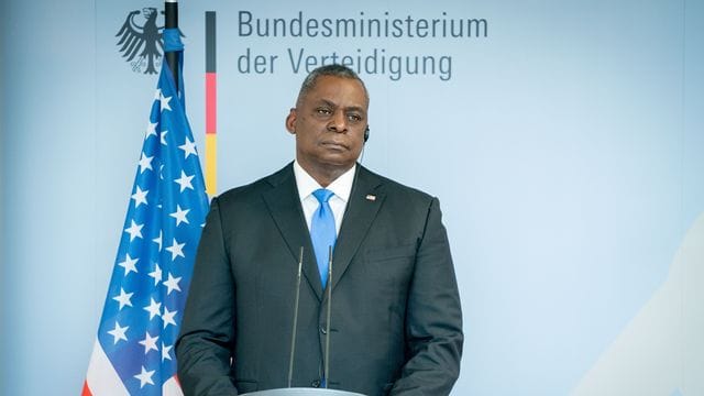 US-Verteidigungsminister Lloyd Austin gibt nach einem Treffen mit der Bundesverteidigungsministerin im Bundesverteidigungsministerium eine Pressekonferenz.