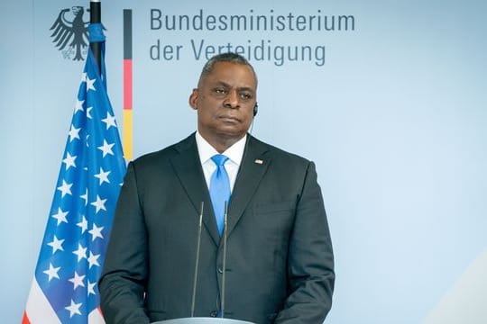 US-Verteidigungsminister Lloyd Austin gibt nach einem Treffen mit der Bundesverteidigungsministerin im Bundesverteidigungsministerium eine Pressekonferenz.