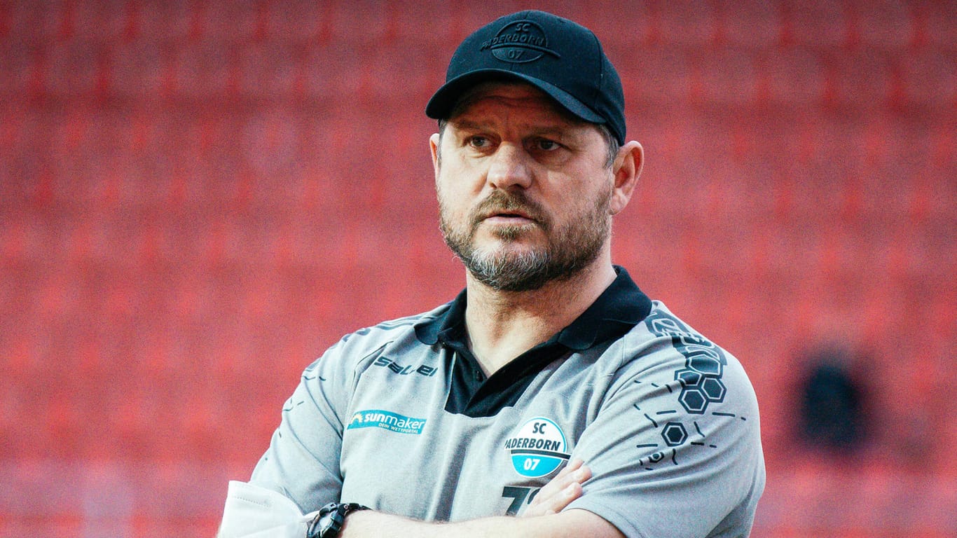 Steffen Baumgart: Der Trainer hört im Sommer bei Paderborn auf, ist von den Spekulationen um ihn genervt.