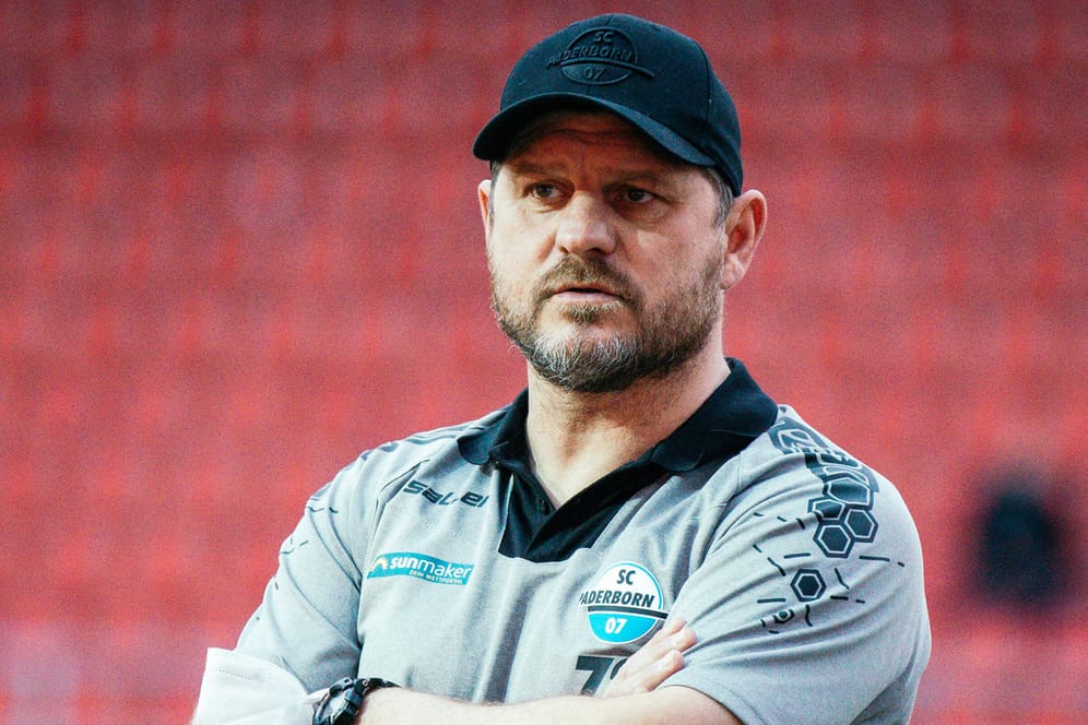 Steffen Baumgart: Der Trainer hört im Sommer bei Paderborn auf, ist von den Spekulationen um ihn genervt.
