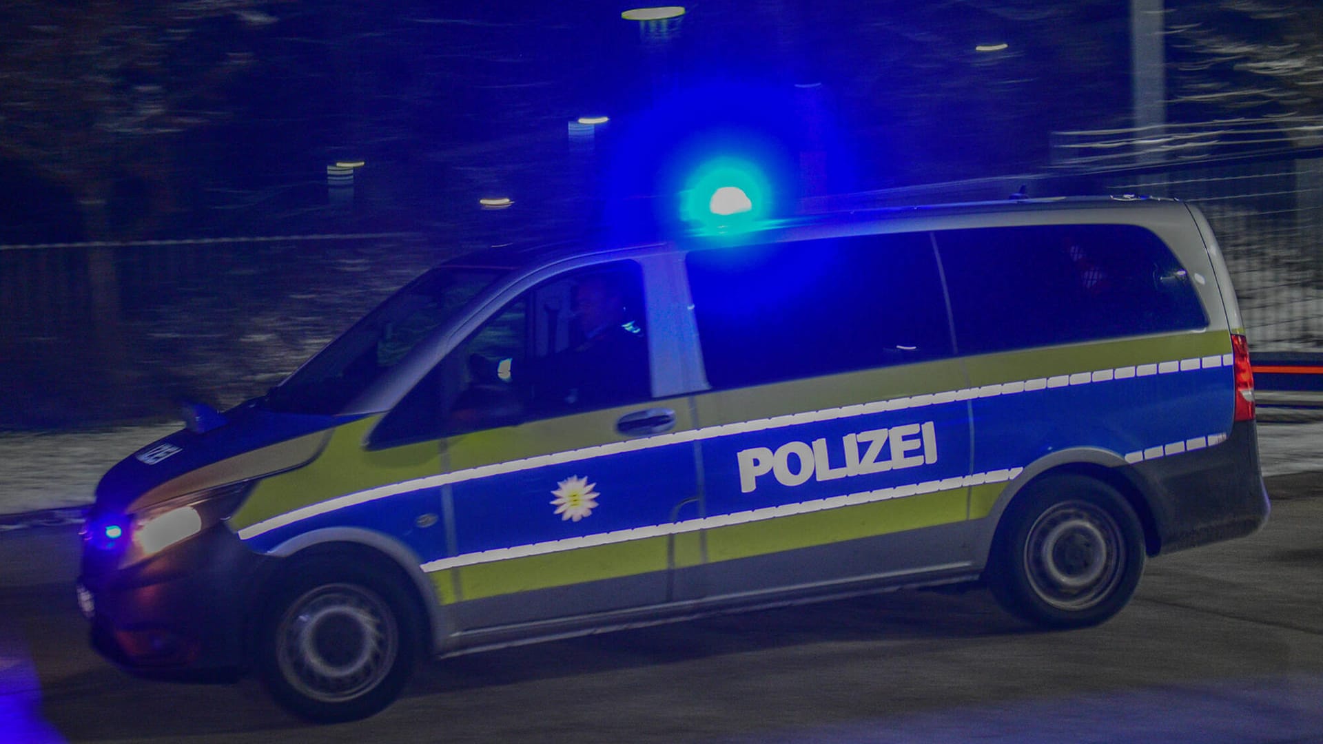 Ein Polizeiauto im Einsatz (Symbolbild): In Essen sind Schüsse bei einem Angriff auf ein Auto gefallen. Ein Polizeiauto im Einsatz (Symbolbild): In Essen sind Schüsse bei einem Angriff auf ein Auto gefallen.