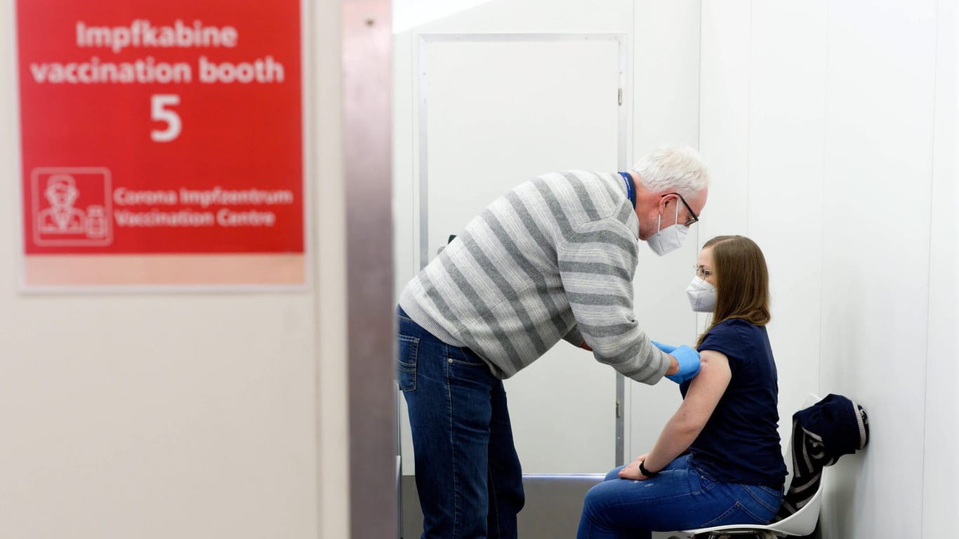 Eine Frau wird im Impfzentrum geimpft (Symbolbild): Wegen einer Empfehlung der Impfkommission wurden in Bonn etwa 4.000 Termine verschoben.