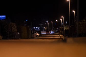 Ein Auto fährt auf einer leeren Straße (Symbolbild): In Hagen gilt nun eine nächtliche Ausgangssperre.