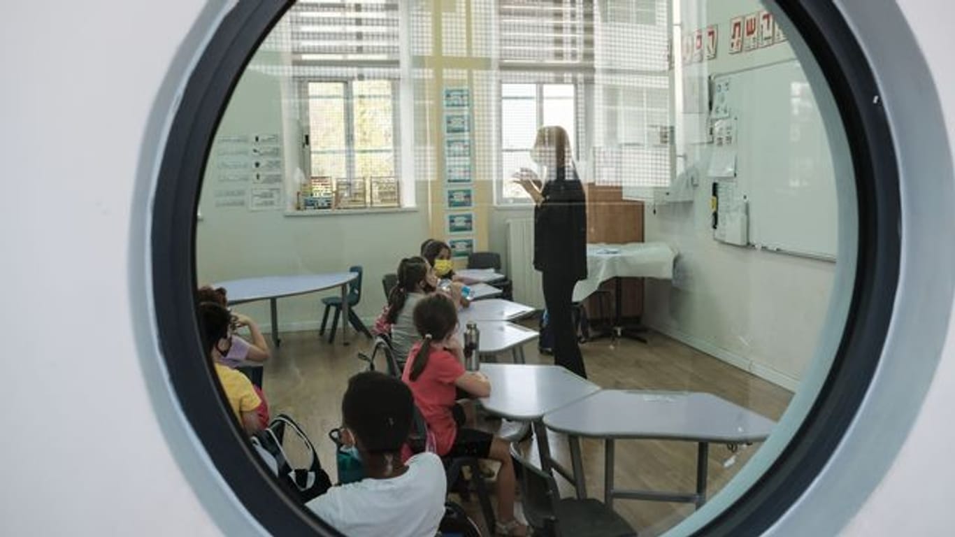 Schüler sitzen in einem Klassenzimmer in einer Grundschule in Jerusalem.