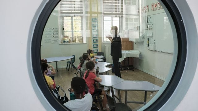 Schüler sitzen in einem Klassenzimmer in einer Grundschule in Jerusalem. Schüler sitzen in einem Klassenzimmer in einer Grundschule in Jerusalem.