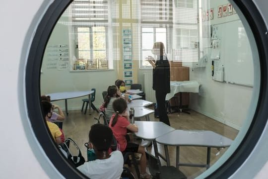 Schüler sitzen in einem Klassenzimmer in einer Grundschule in Jerusalem.