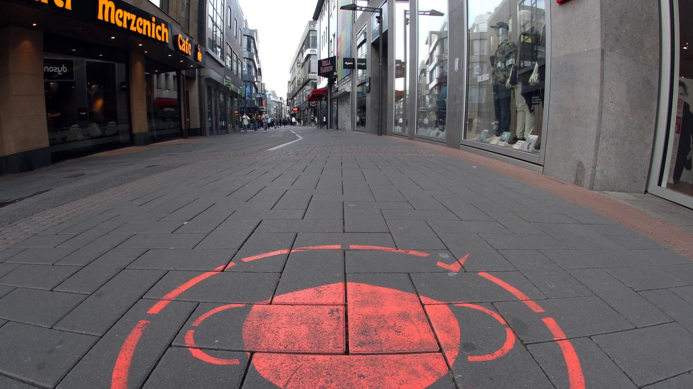 Die Hohe Straße ist weitgehend menschenleer (Archivbild): Angesichts steigender Infektionszahlen forderte die Leiterin des Kölner Corona-Kristenstabs Ausgangssperren.