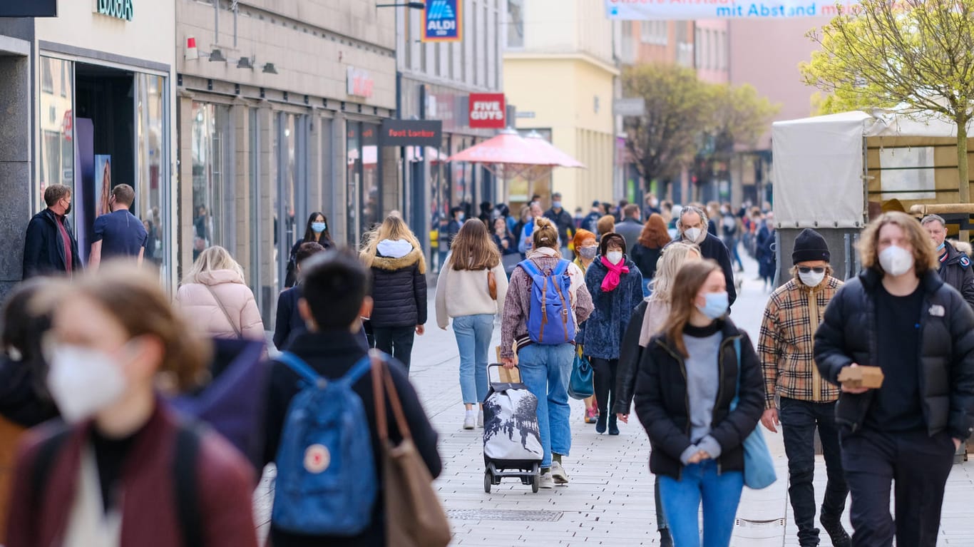 Die Flinger Straße Anfang April in Düsseldorf: In der Landeshauptstadt bleibt trotz hoher Corona-Inzidenz das Shoppen weiterhin erlaubt. Aber nur mit negativem Corona-Test.