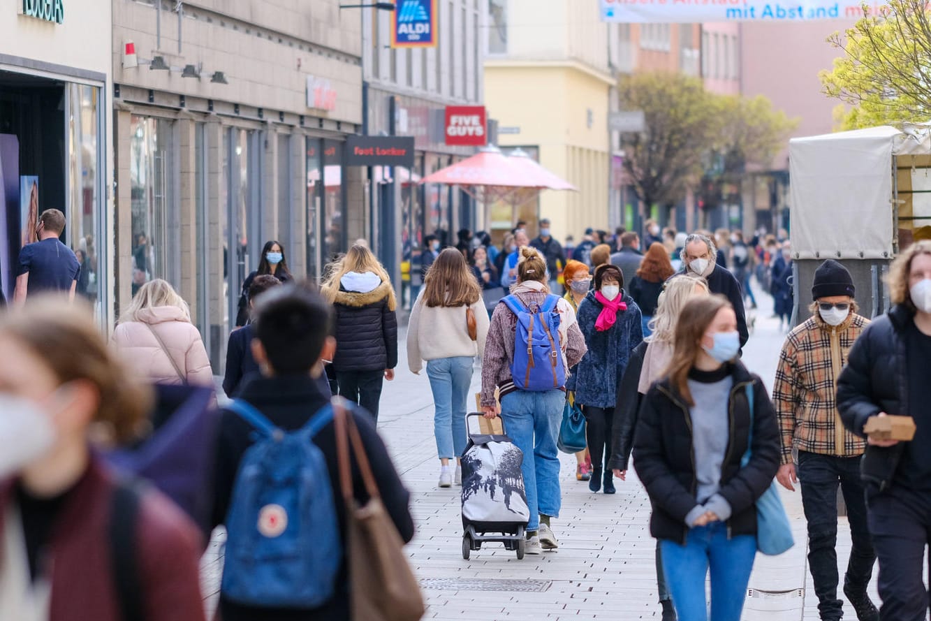 Die Flinger Straße Anfang April in Düsseldorf: In der Landeshauptstadt bleibt trotz hoher Corona-Inzidenz das Shoppen weiterhin erlaubt. Aber nur mit negativem Corona-Test.