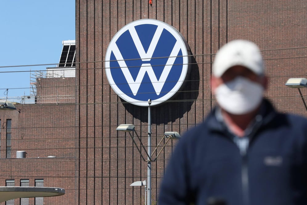 Ein VW-Mitarbeiter in Wolfsburg: Die Angestellten bekommen mehr Geld.