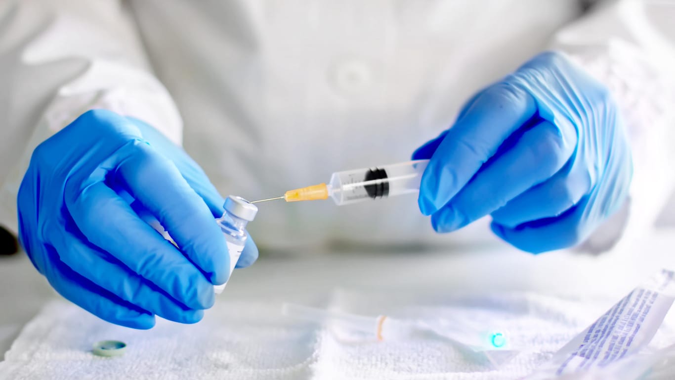 Corona-Impfung: Gesundheitsbehörden analysieren schon seit geraumer Zeit die Virustypen, um sogenannte "besorgniserregende Varianten" gut im Blick zu behalten.