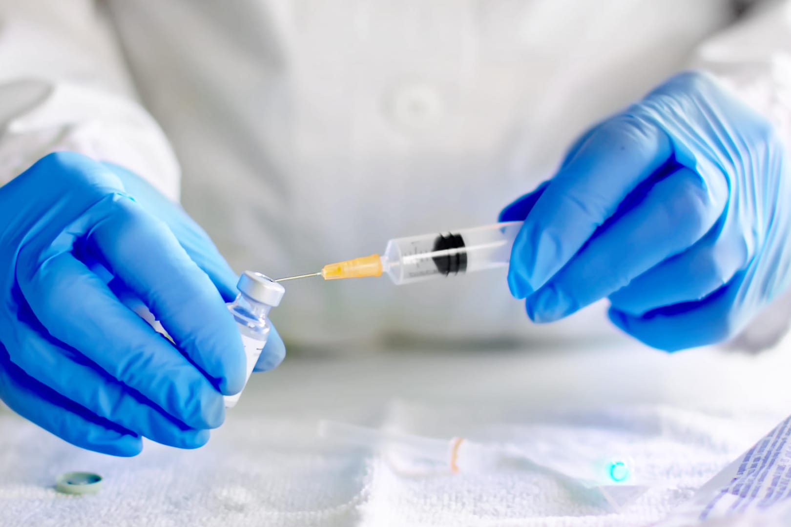 Corona-Impfung: Gesundheitsbehörden analysieren schon seit geraumer Zeit die Virustypen, um sogenannte "besorgniserregende Varianten" gut im Blick zu behalten.