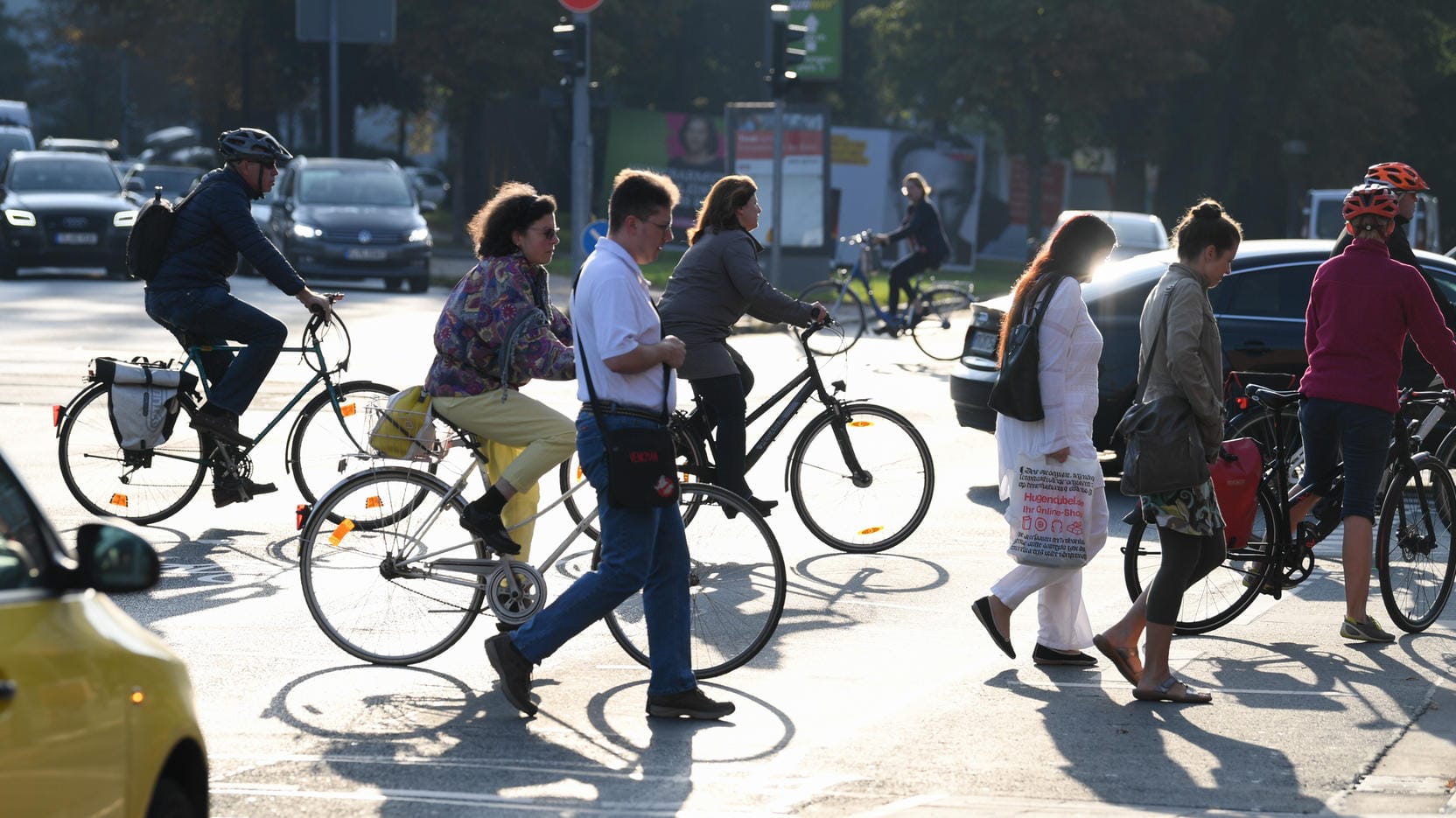 Radfahrer und Fußgänger überqueren eine Straßenkreuzung in Frankfurt (Archivbild): Um für sie mehr Platz und Sicherheit zu erreichen, bereiten Initiativen und Verbände ein hessenweites Volksbegehren über ein Verkehrswendegesetz vor. Radfahrer und Fußgänger überqueren eine Straßenkreuzung in Frankfurt (Archivbild): Um für sie mehr Platz und Sicherheit zu erreichen, bereiten Initiativen und Verbände ein hessenweites Volksbegehren über ein Verkehrswendegesetz vor.