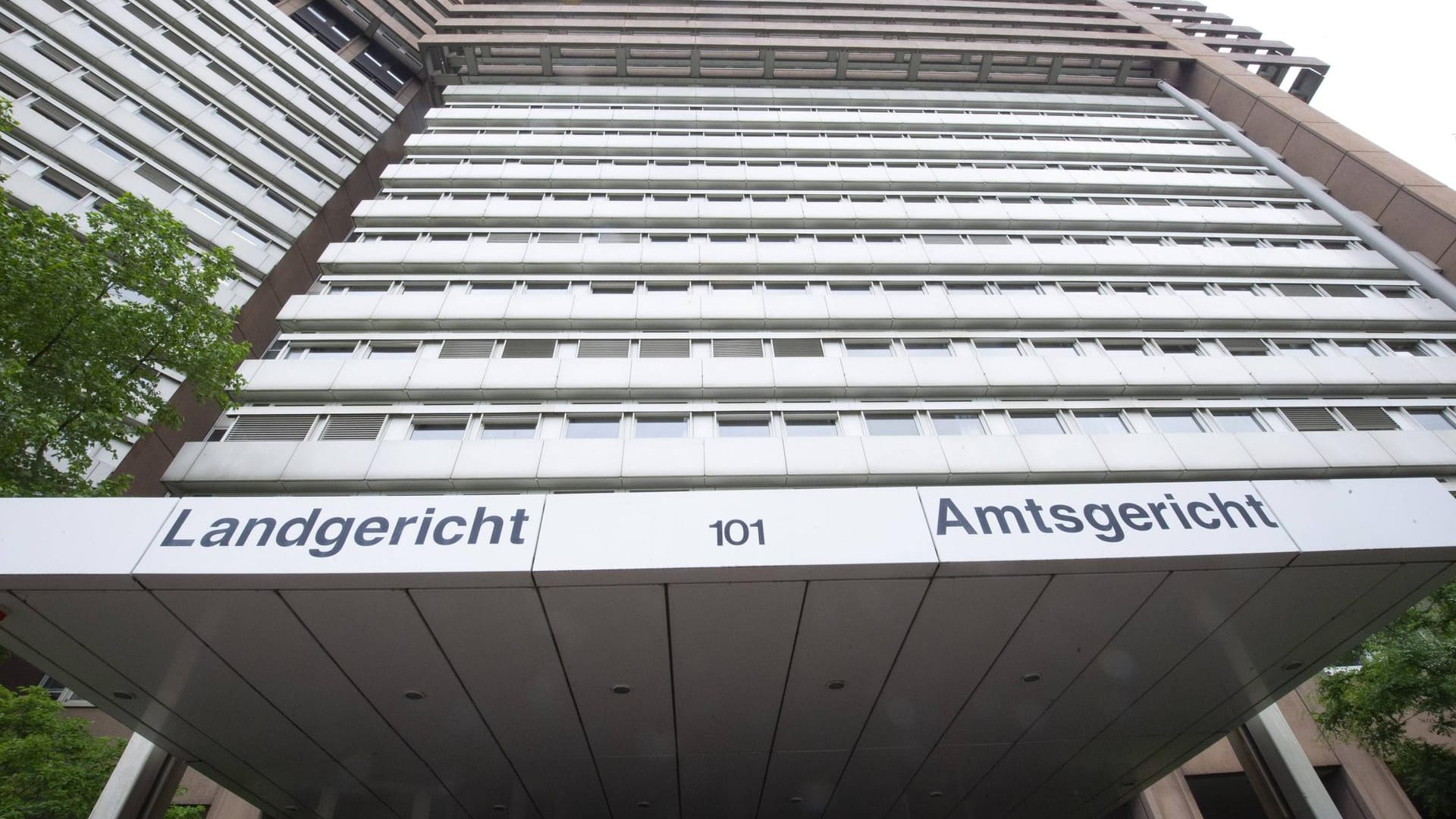 Das Gerichtsgebäude in der Luxemburger Straße (Archivbild): In dem Verfahren ist ein 37-jähriger Vater wegen des sexuellen Missbrauchs seiner Tochter angeklagt.