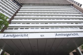 Das Gerichtsgebäude in der Luxemburger Straße (Archivbild): In dem Verfahren ist ein 37-jähriger Vater wegen des sexuellen Missbrauchs seiner Tochter angeklagt.