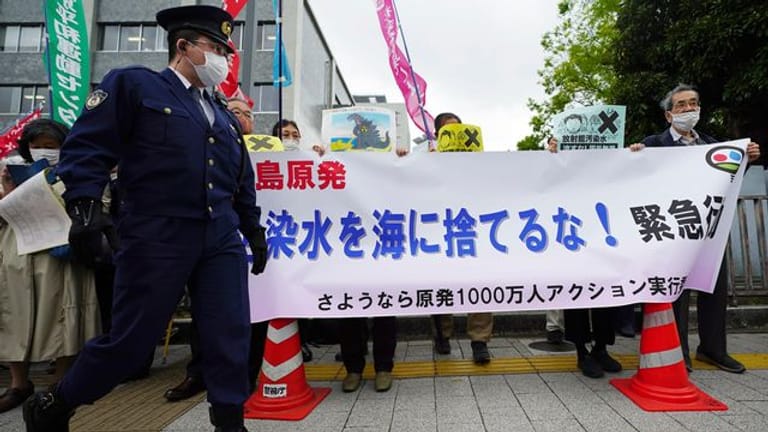 Menschen halten während einer Kundgebung vor dem Büro des Premierministers Suga ein Banner mit der Aufschrift "Werft kein radioaktives Wasser ins Meer".