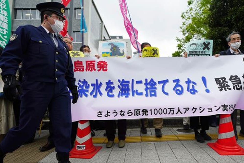 Menschen halten während einer Kundgebung vor dem Büro des Premierministers Suga ein Banner mit der Aufschrift "Werft kein radioaktives Wasser ins Meer".