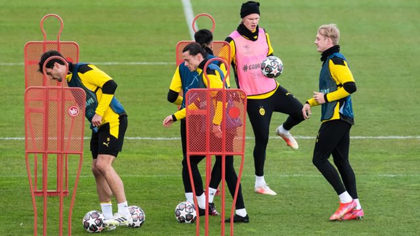 Die Spieler von Borussia Dortmund machen sich auf dem Trainingsgelände des BVB warm.