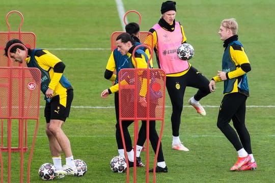 Die Spieler von Borussia Dortmund machen sich auf dem Trainingsgelände des BVB warm.