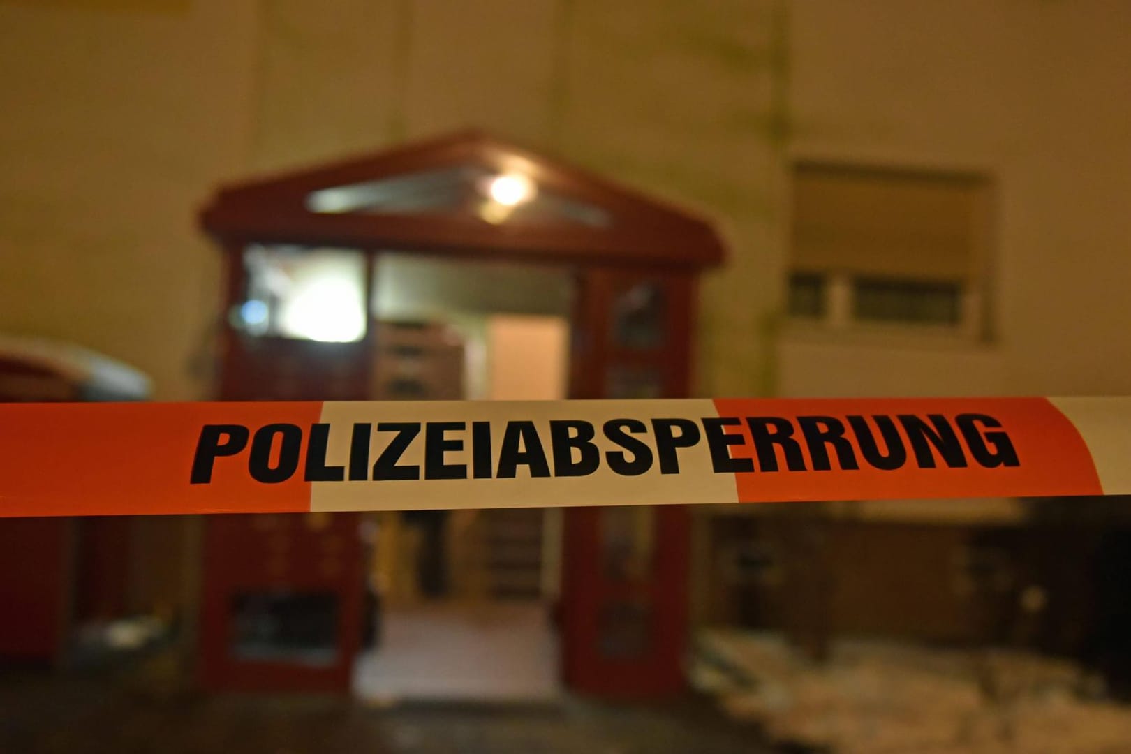 Polizeiabsperrung vor einem Haus (Symbolbild): Ein Anwalt wurde in seiner Wohnung getötet.