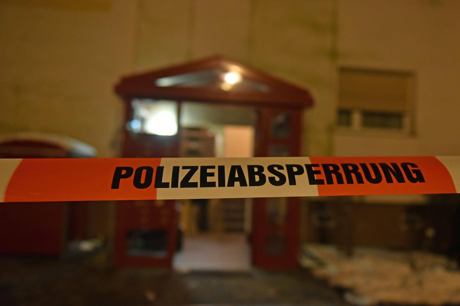 Polizeiabsperrung vor einem Haus (Symbolbild): Ein Anwalt wurde in seiner Wohnung getötet.