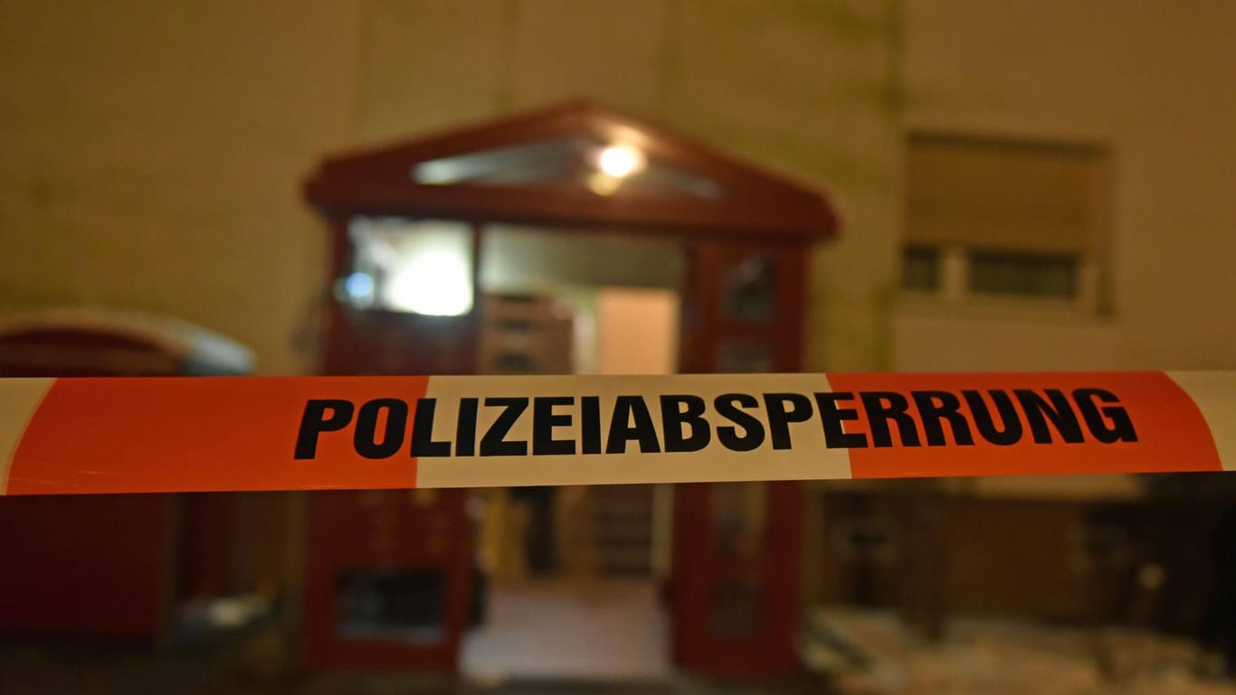 Polizeiabsperrung vor einem Haus (Symbolbild): Ein Anwalt wurde in seiner Wohnung getötet.