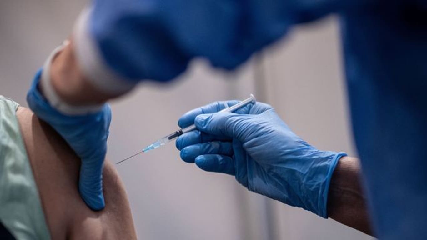 Ein Patient bekommt eine Spritze (Symbolbild): Drei Millionen Menschen haben in NRW bereits eine Erstimpfung bekommen.