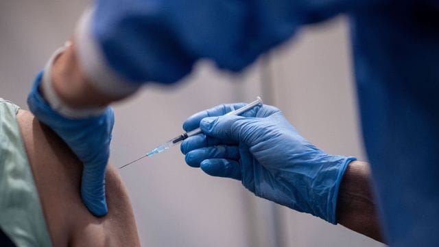 Ein Patient bekommt eine Spritze (Symbolbild): Drei Millionen Menschen haben in NRW bereits eine Erstimpfung bekommen. Ein Patient bekommt eine Spritze (Symbolbild): Drei Millionen Menschen haben in NRW bereits eine Erstimpfung bekommen.