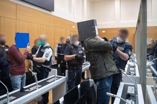 Die Angeklagten werden von Justizbeamten kurz vor Beginn des Prozesses gegen die rechtsterroristische Vereinigung "Gruppe S.