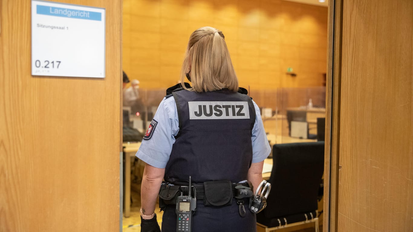 Eine Justizbeamtin steht in einem Saal vom Landgericht: In Bielefeld hat ein Prozess um einen Streit vor einer Diskothek begonnen.