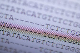 DNA-Analyse eines mutierten Coronavirus in der Variante, die zuerst in Großbritannien aufgetreten ist.