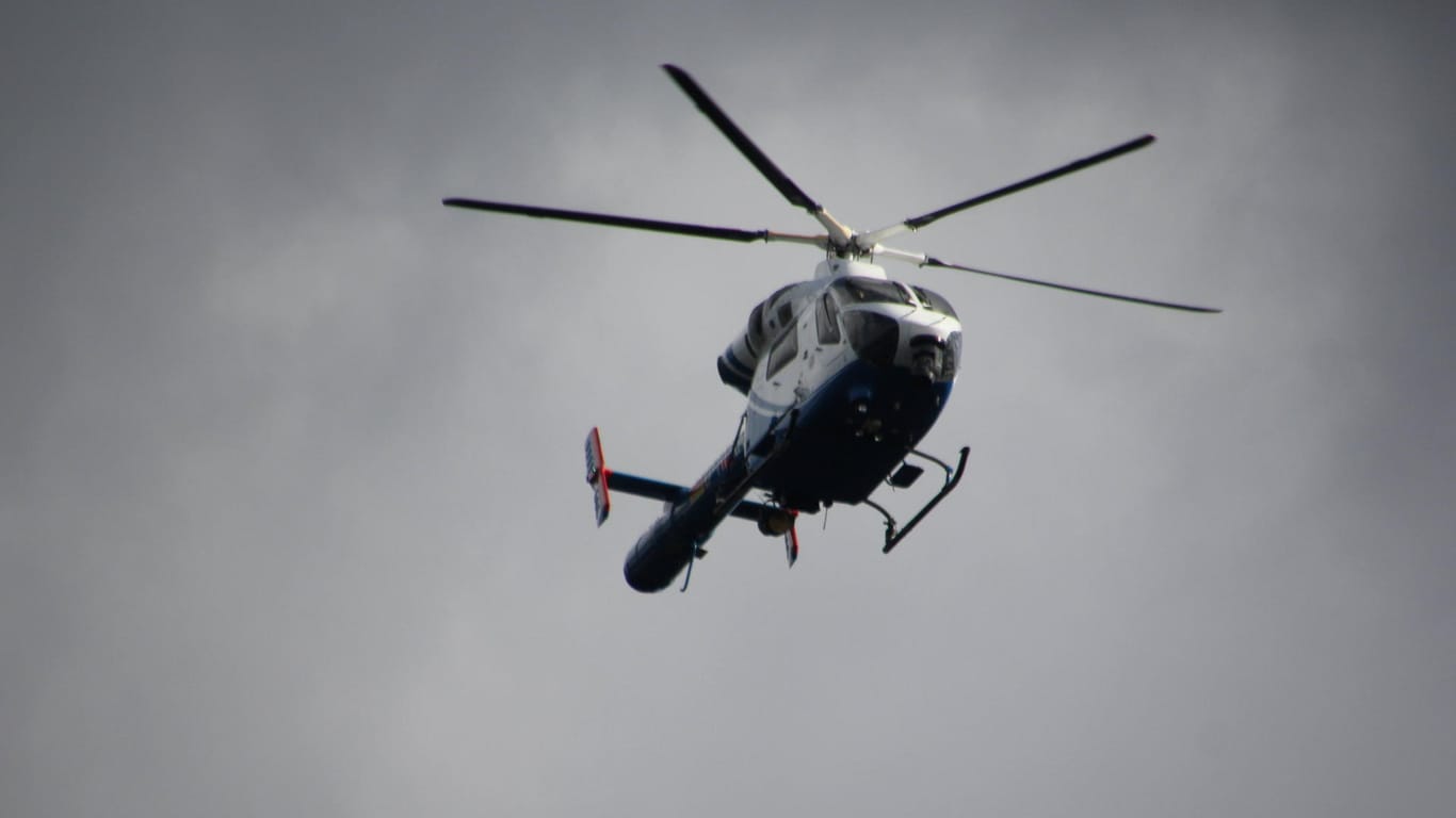 Ein Hubschrauber der Polizei (Symbolbild): Ein Hubschrauber war im Einsatz, um die Entwcklkung des Verkehrs hinter dem Unfall zu beobachten.