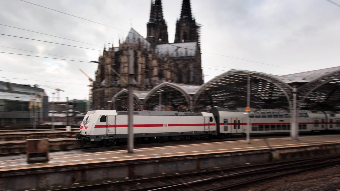Intercity fährt in den Kölner Hauptbahnhof (Symbolbild): Ein Mann war auf einen Schnellzug aufgesprungen, nachdem er die Abfahrt verpasst hatte.