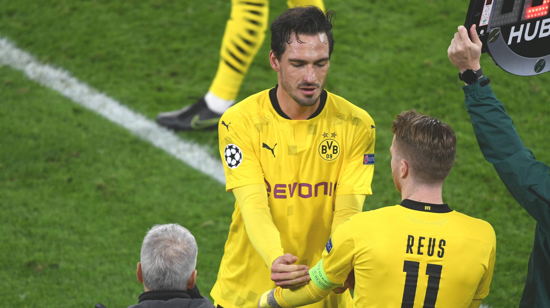 Mats Hummels (l.) und Marco Reus: Die beiden Führungsspieler des BVB drohen im wichtigen Spiel gegen Manchester City auszufallen. Mats Hummels (l.) und Marco Reus: Die beiden Führungsspieler des BVB drohen im wichtigen Spiel gegen Manchester City auszufallen.