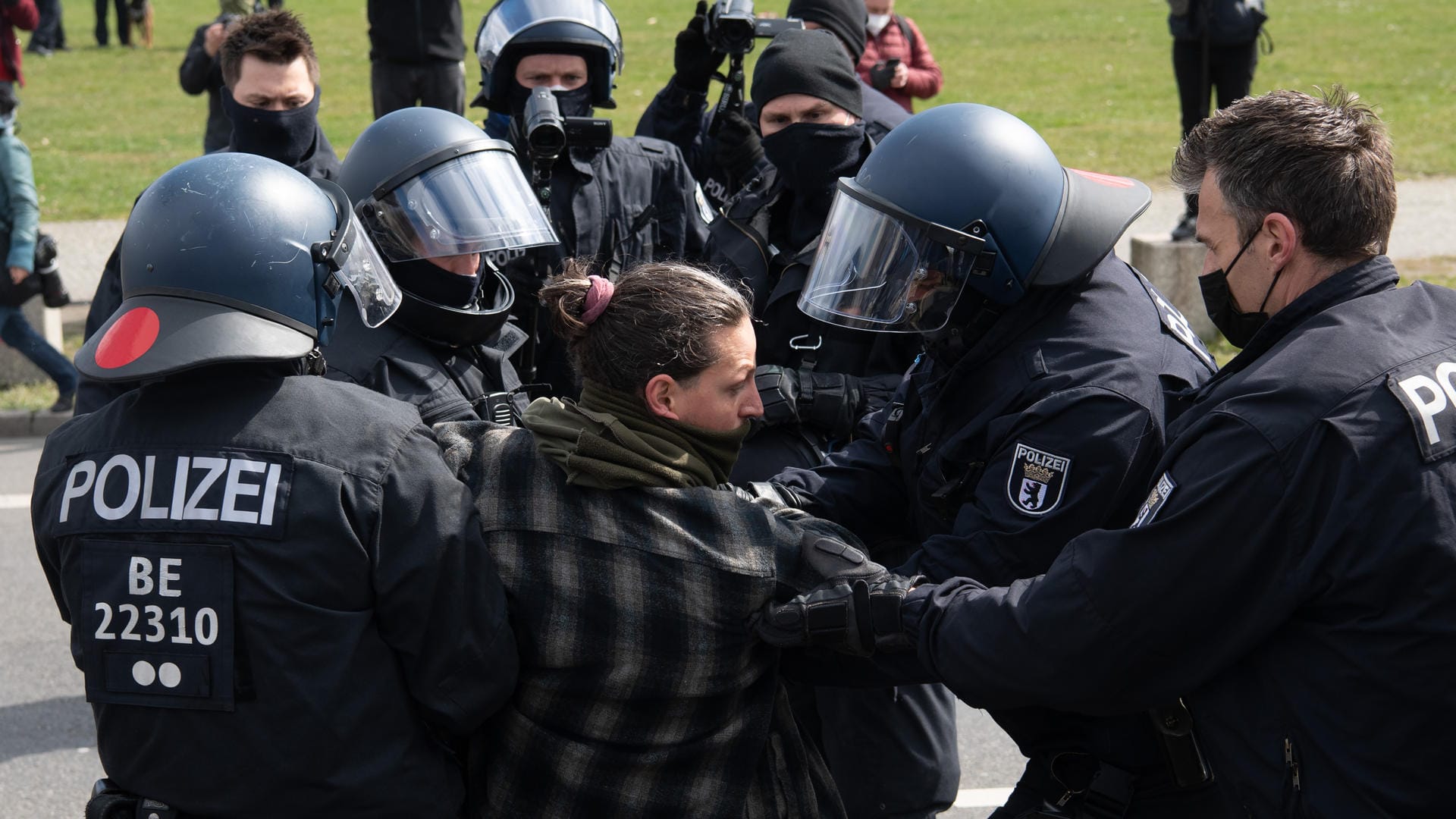 Polizisten führen im Regierungsviertel einen Demonstranten ab, der gegen die Verschärfung des Infektionsschutzgesetzes protestierte: Das Bundeskabinett hat die Bundes-Notbremse gebilligt.