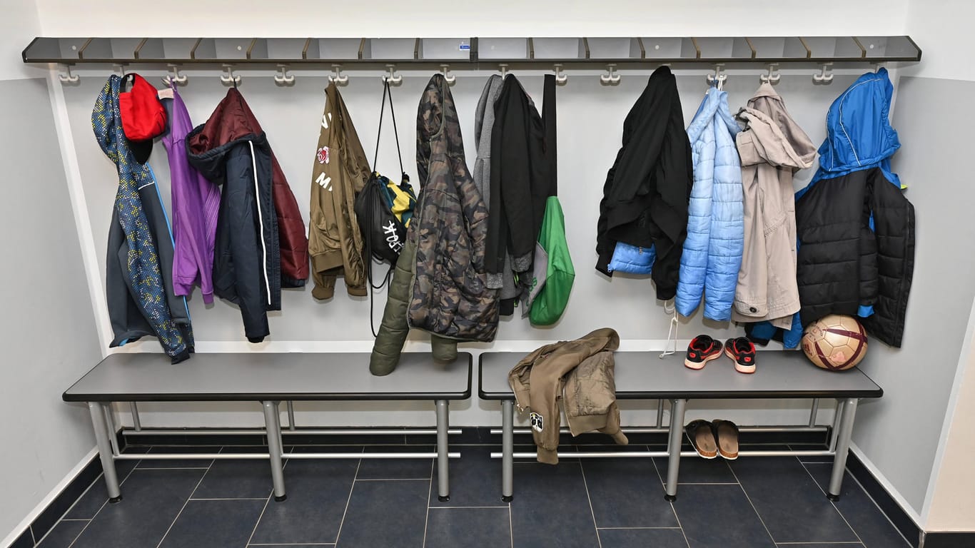 Jacken hängen an einer Garderobe (Symbolbild): Die Stadt Wuppertal investiert in den Offenen Ganztag.