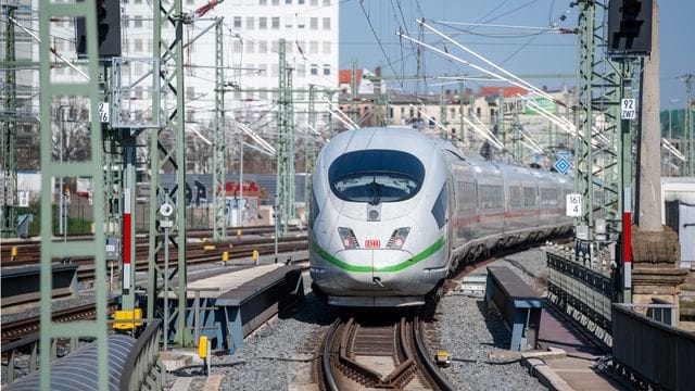 Ein ICE verlässt den Hauptbahnhof Halle in Richtung Berlin. Ein ICE verlässt den Hauptbahnhof Halle in Richtung Berlin.