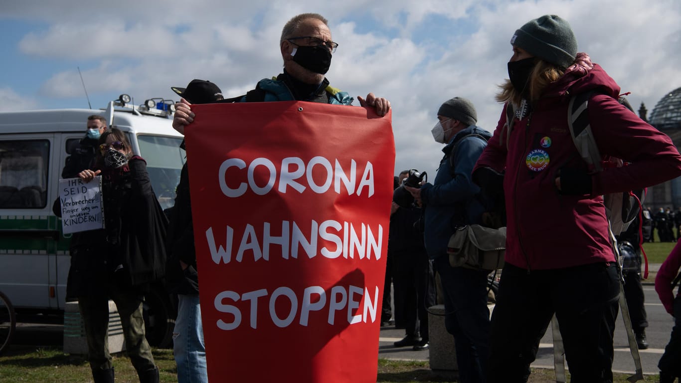 "Corona Wahnsinn stoppen" fordert ein Demonstrant im Regierungsviertel: Die Polizei leitete mehrere Ordnungswidrigkeitsverfahren ein.