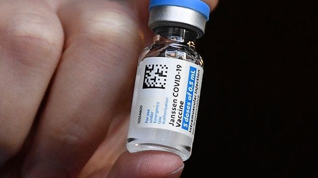 US-Behörden haben eine vorübergehende Aussetzung der Impfungen mit dem Wirkstoff von Johnson & Johnson empfohlen. US-Behörden haben eine vorübergehende Aussetzung der Impfungen mit dem Wirkstoff von Johnson & Johnson empfohlen.