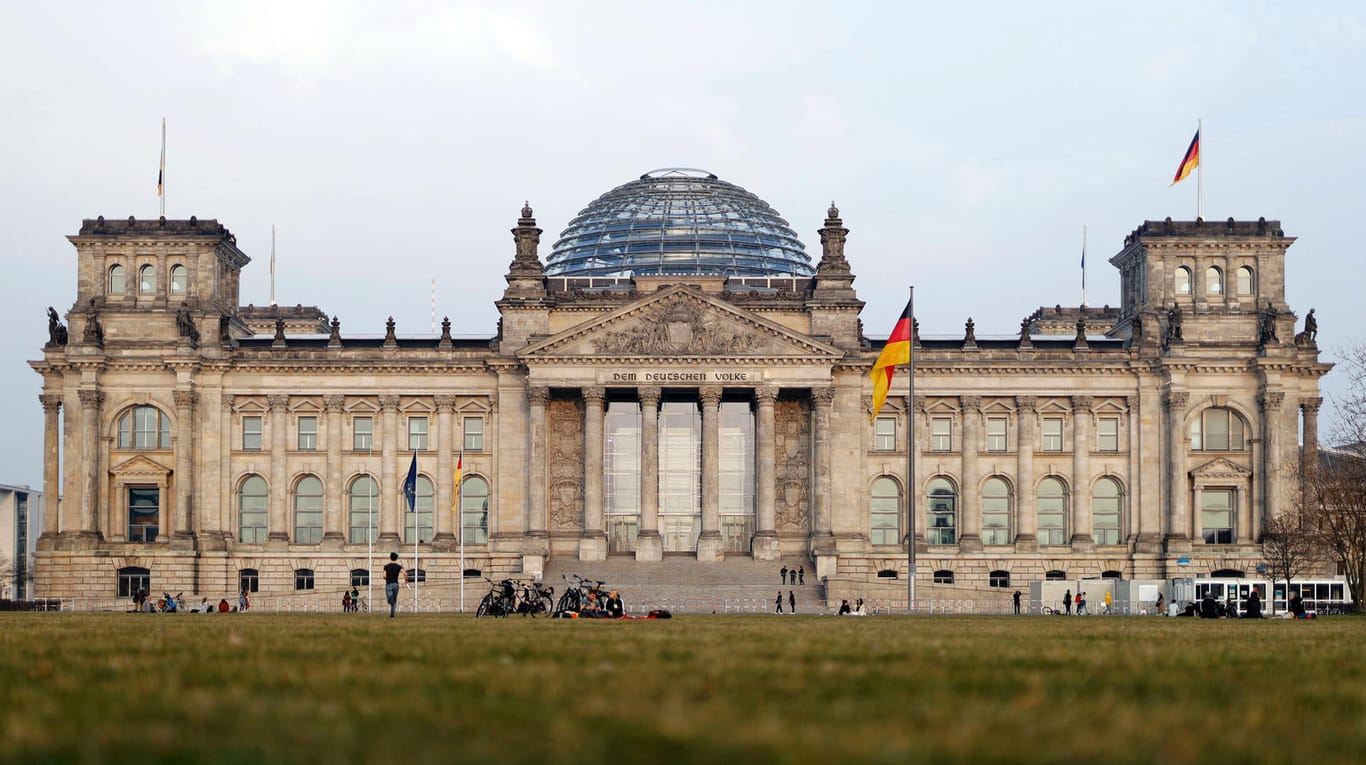 Das Reichstagsgebäude in Berlin: Im hier ansässigen Bundestag muss die Gesetzesänderung noch verabschiedet werden (Symbolbild).