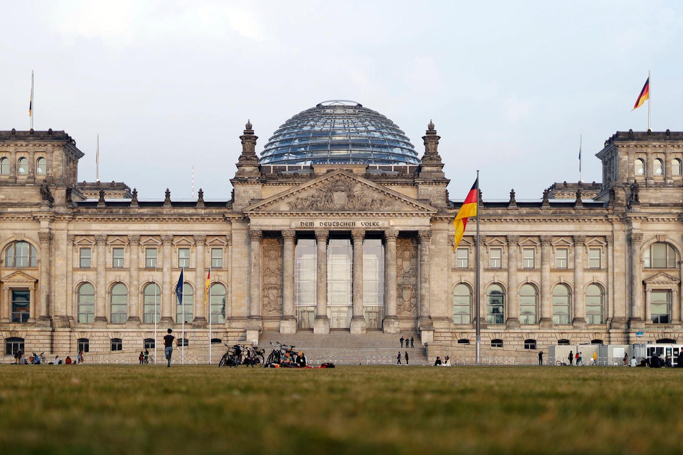 Das Reichstagsgebäude in Berlin: Im hier ansässigen Bundestag muss die Gesetzesänderung noch verabschiedet werden (Symbolbild).