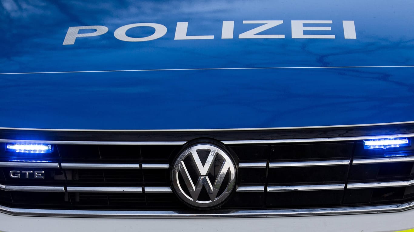 Einsatzfahrzeug der Polizei (Symbolbild): In Puhlheim wollte ein 14-Jähriger drei Flaschen Schnaps stehlen. Die eintreffenden Polizeibeamten griff er an.